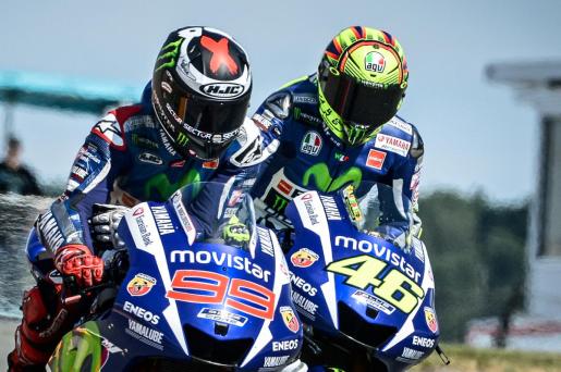 jorge-lorenzo-valentino-rossi-yamaha-motogp-2015-01